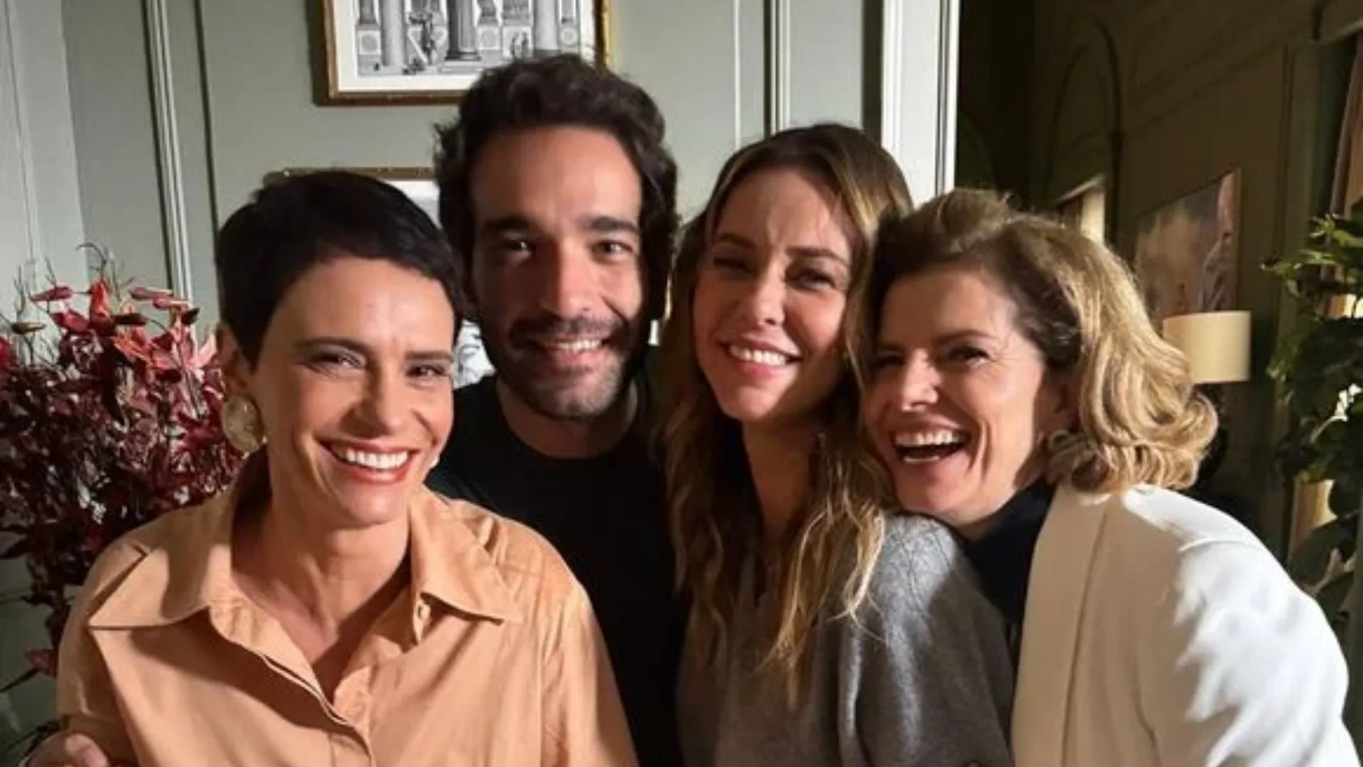 Elenco de Vale Tudo desce ‘na boquinha da garrafa’ em festa