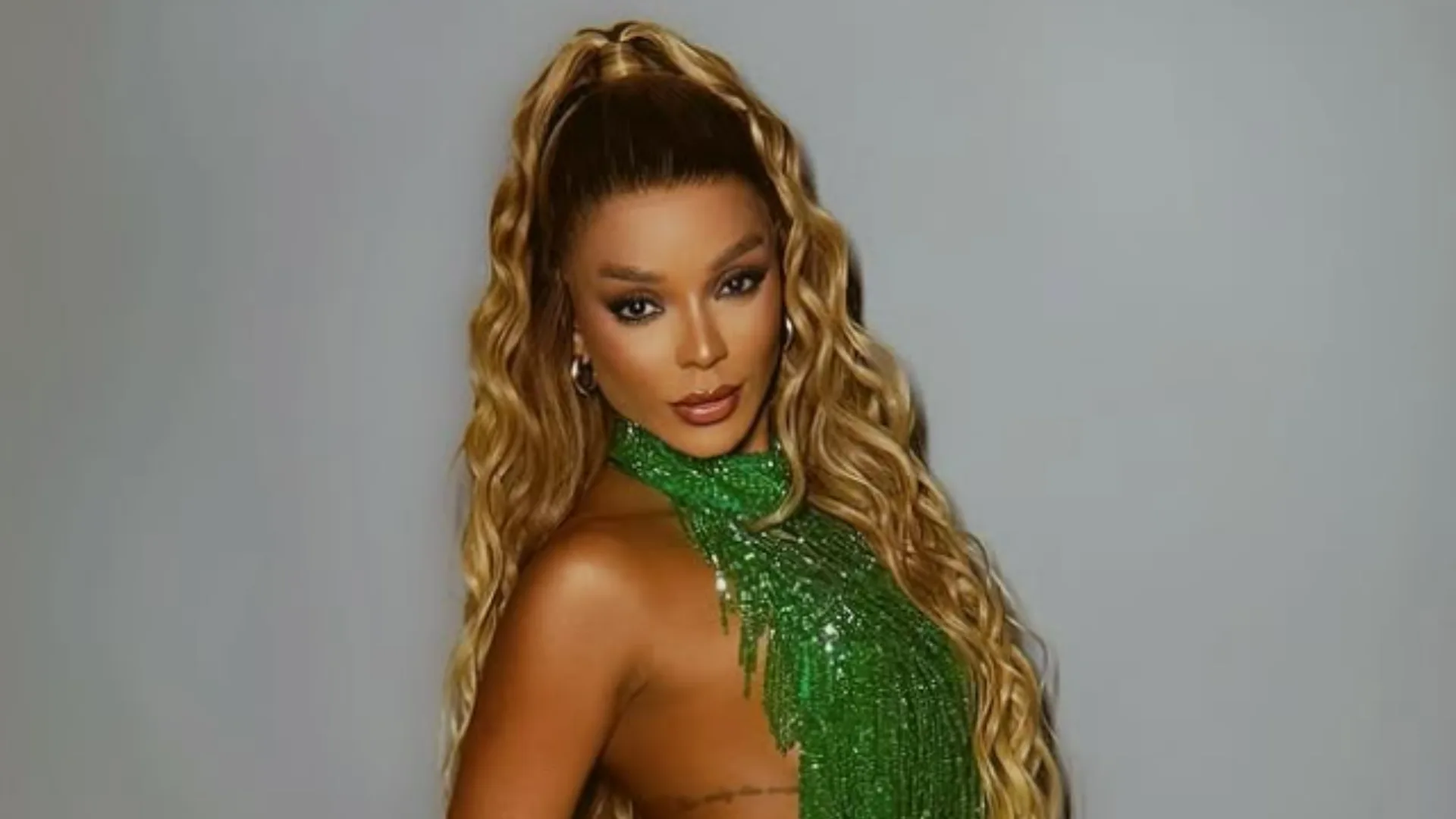 Brunna Gonçalves é apresentada como musa da Grande Rio