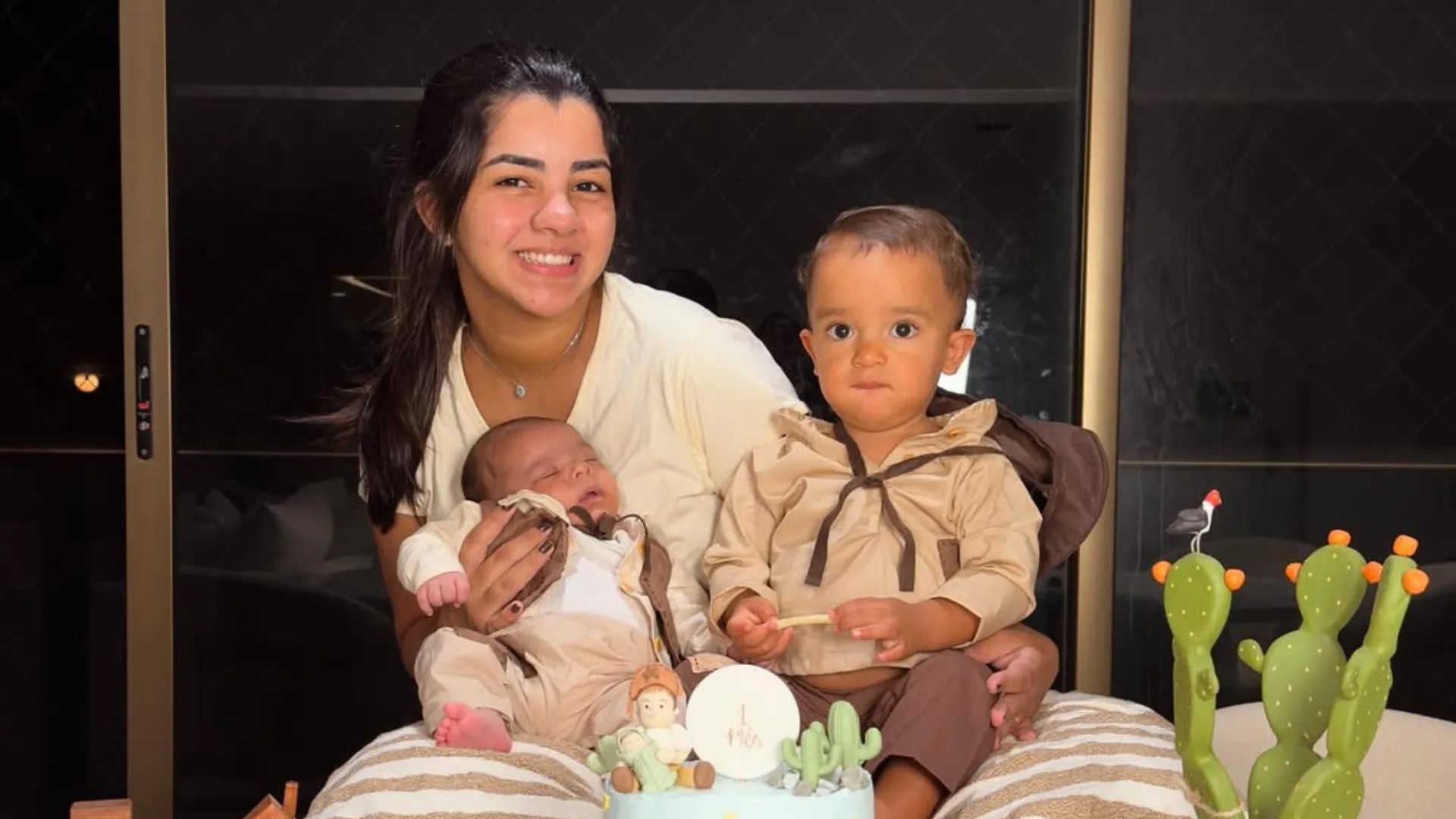 Ary Mirelle celebra 1º mês do caçula com tema de filme nacional