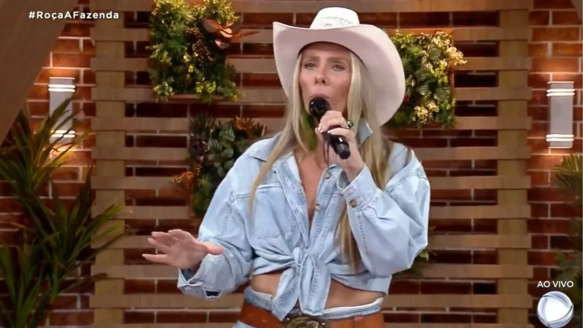 A Fazenda 17: Galisteu perde a paciência com Carol ao vivo