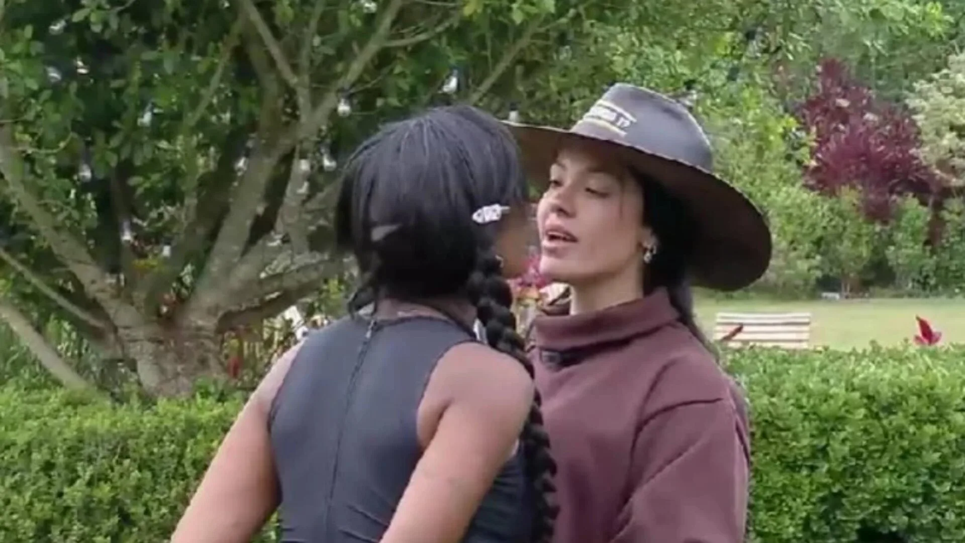 Gaby Spanic grita socorro ao filmar treta entre Carol e Rayane