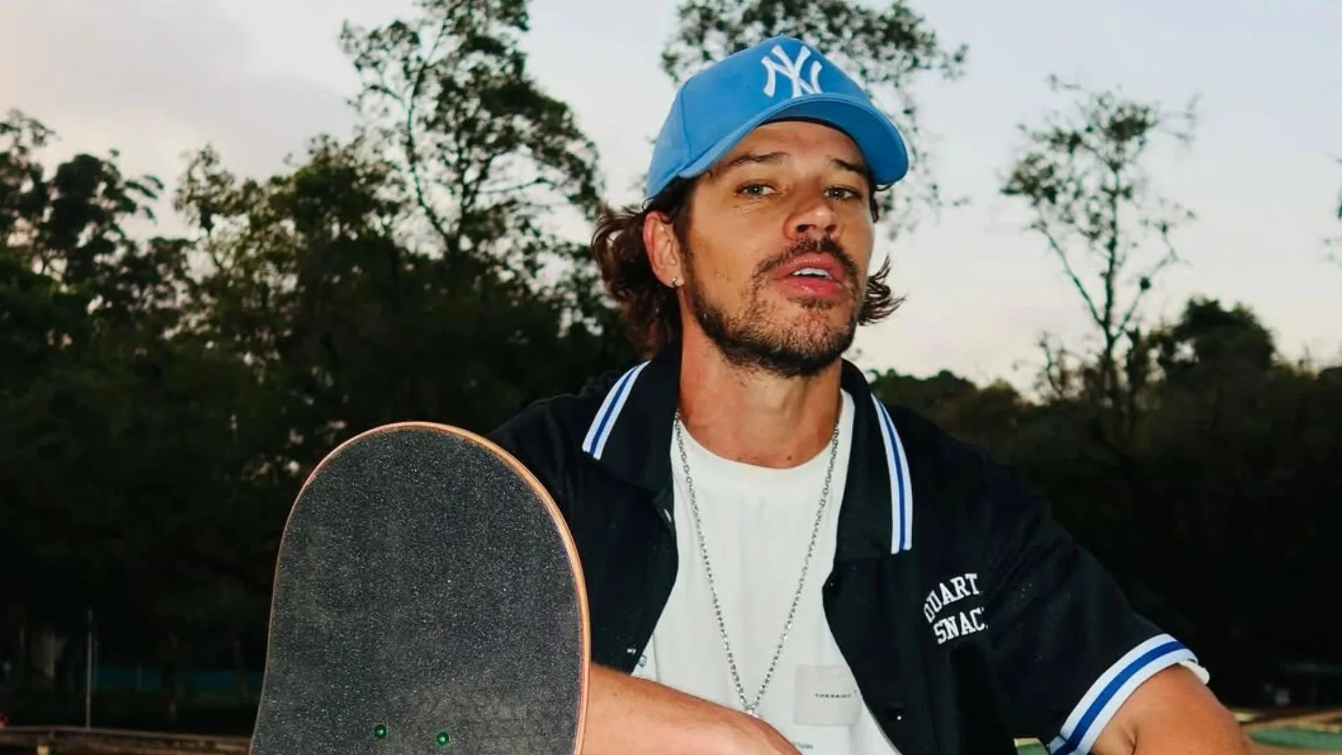 José Loreto faz show ao vivo em gravações de filme sobre Chorão