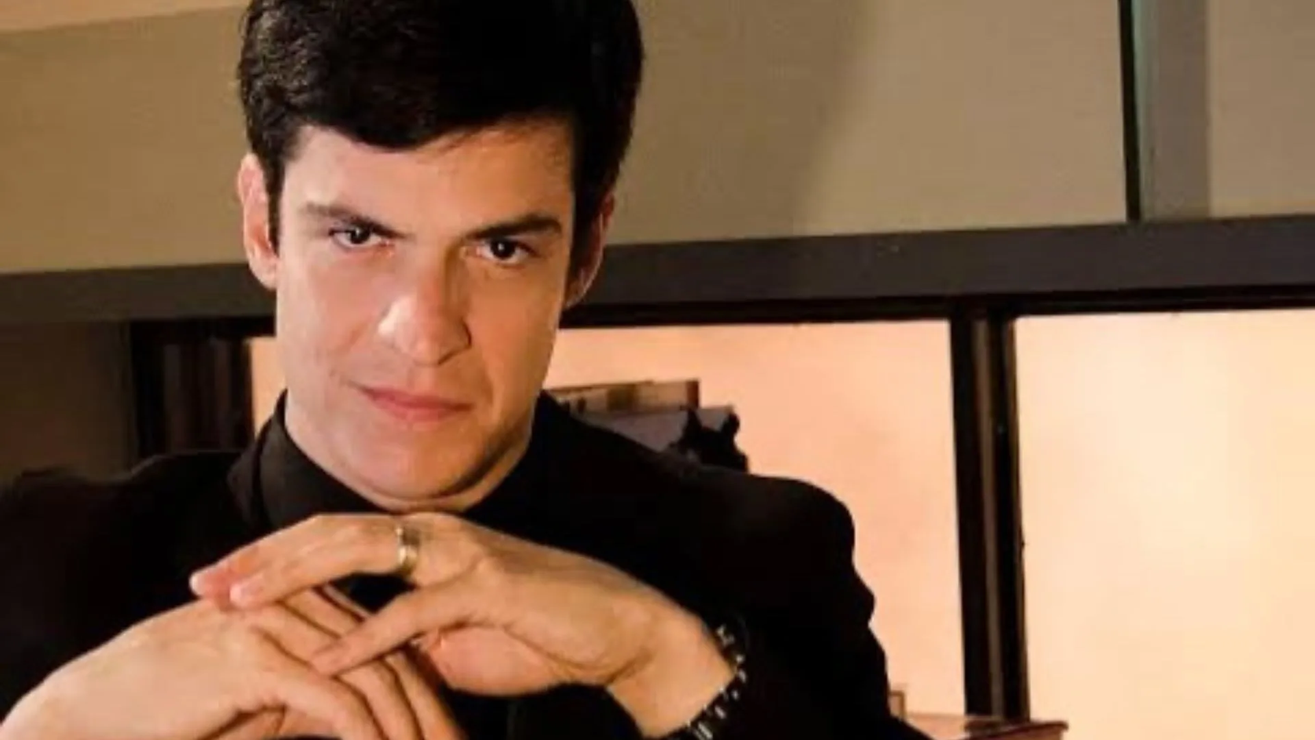 Mateus Solano derruba celular de fã que gravava sua peça de teatro