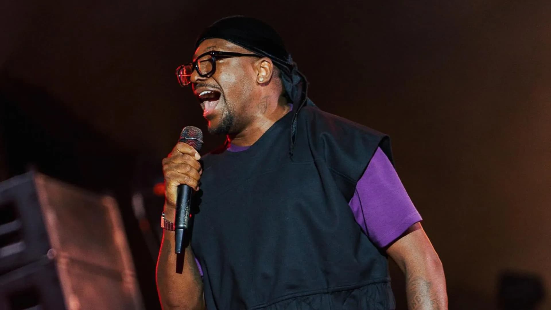 Mumuzinho surpreende agente de limpeza durante show no Rio