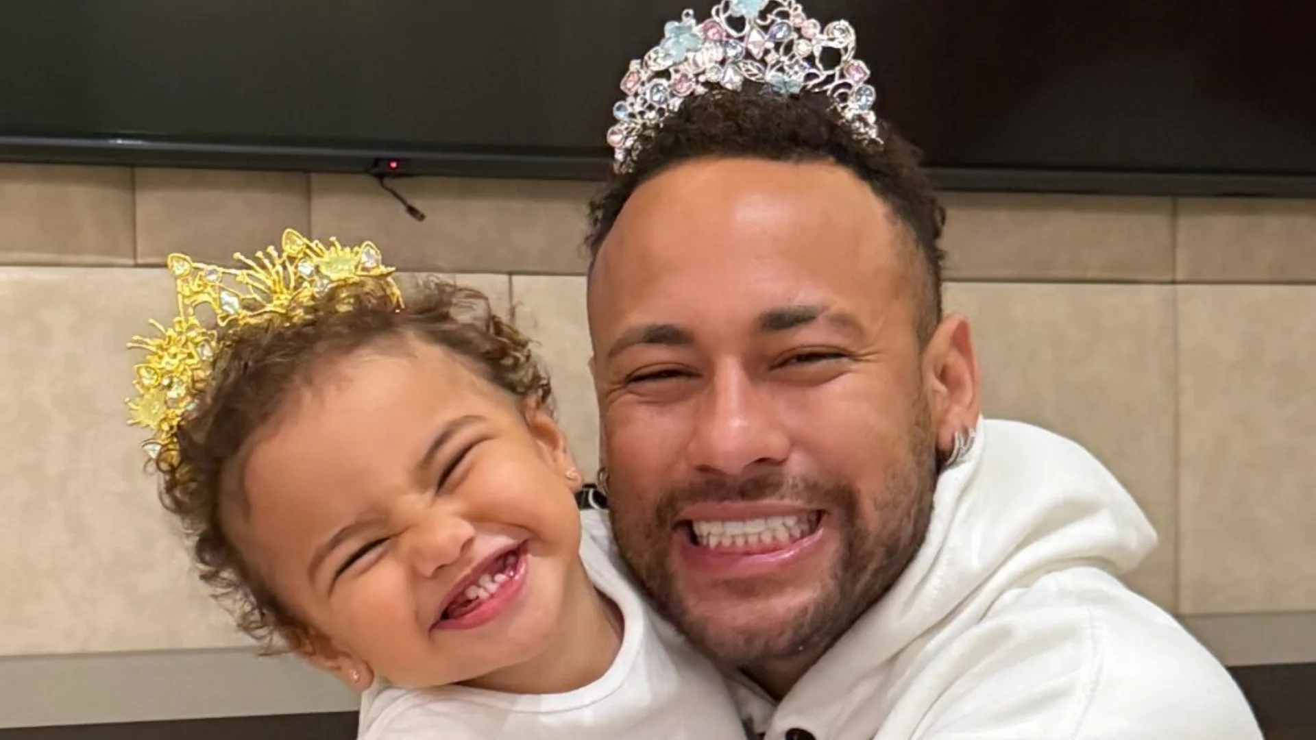 Neymar exibe Mavie com o braço enfaixado e explica: “Chorou”