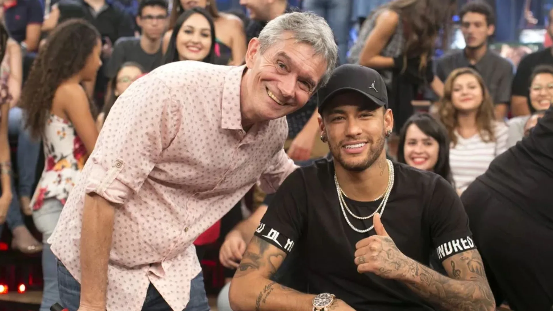 Neymar e a filha, Mavie, brincam durante gravação do ‘Altas Horas’
