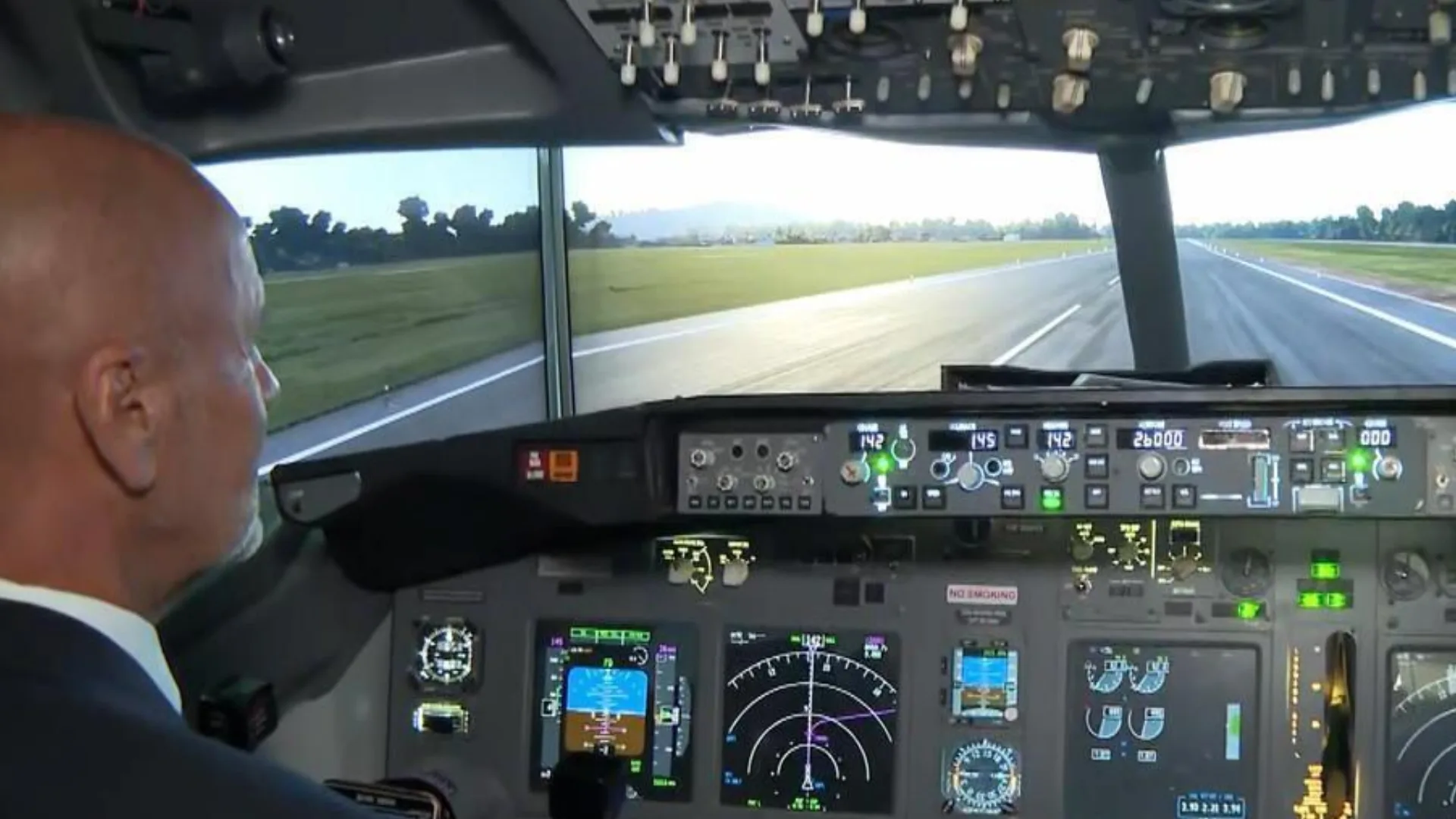 Simulador de voo ‘cai’ durante reportagem ao vivo e cena viraliza