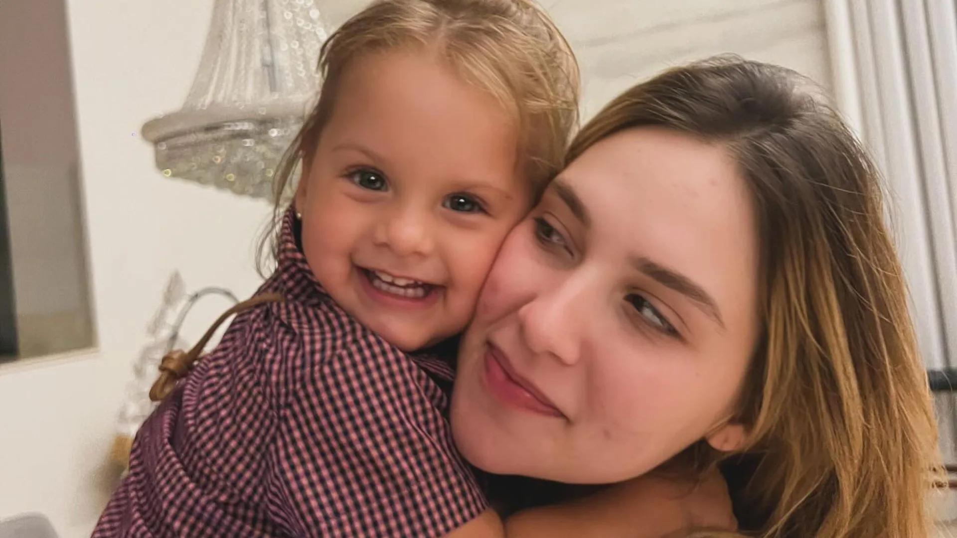 Maria Flor surge sambando em homenagem a Virginia