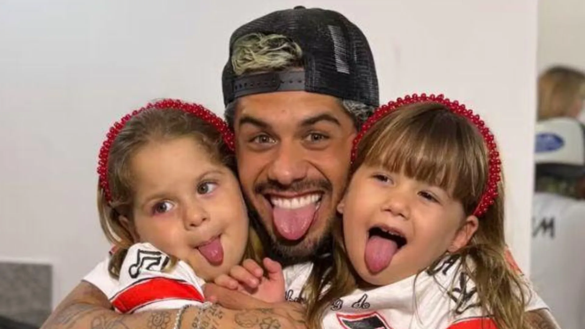 Filhas de Zé Felipe reconhecem Ana Castela em novo clipe