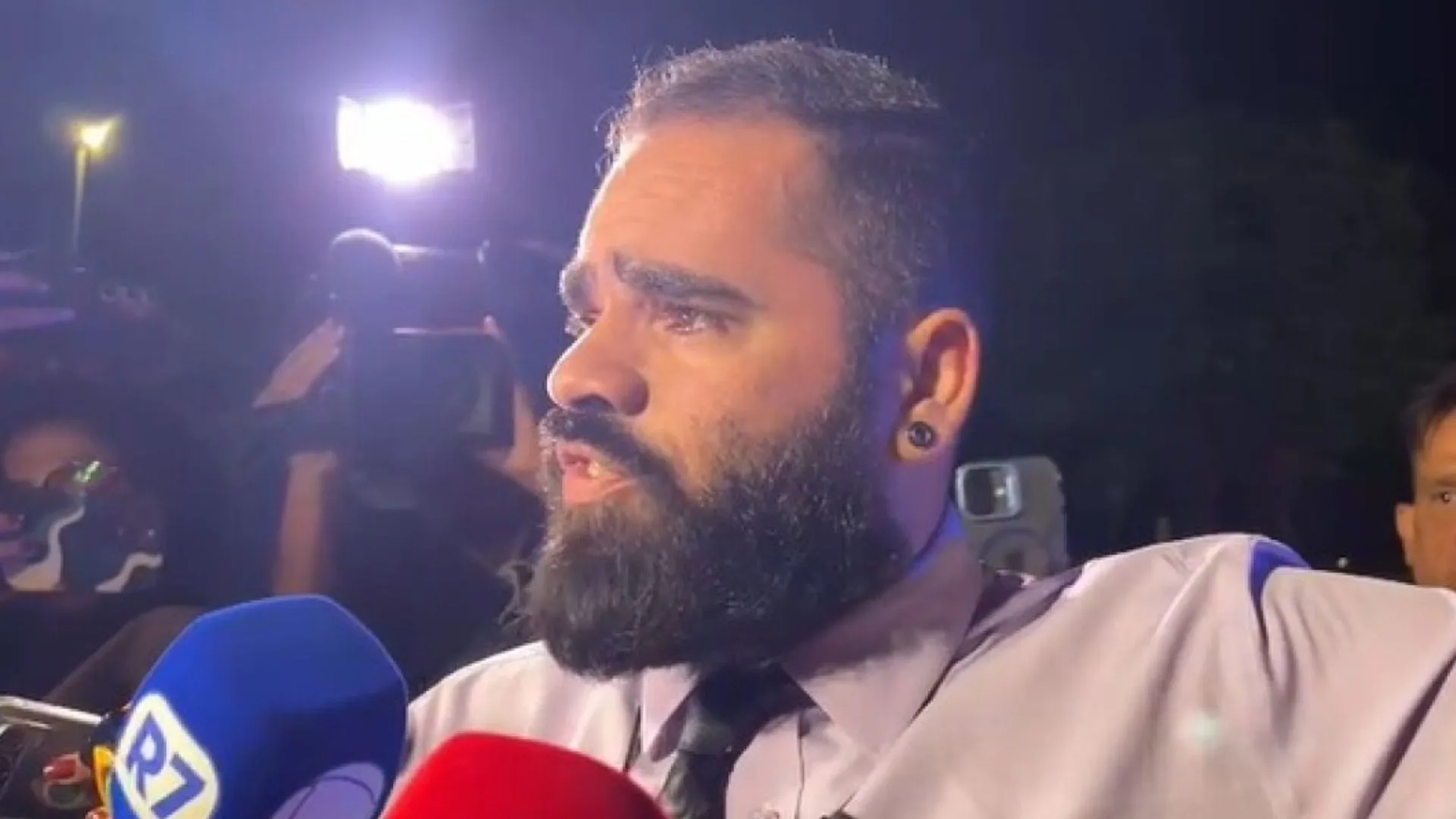 Homem defende prisão de Jair Bolsonaro durante vigília de apoiadores