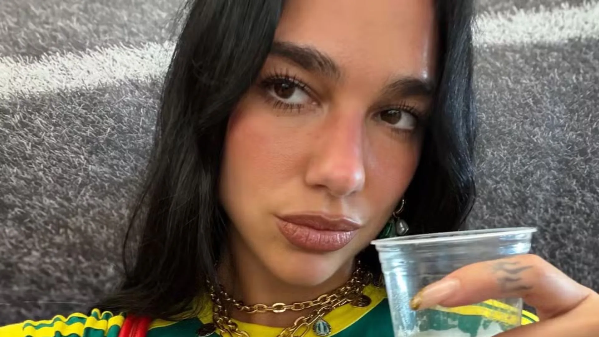 Dua Lipa se declara ao Brasil durante show e deixa recado em português