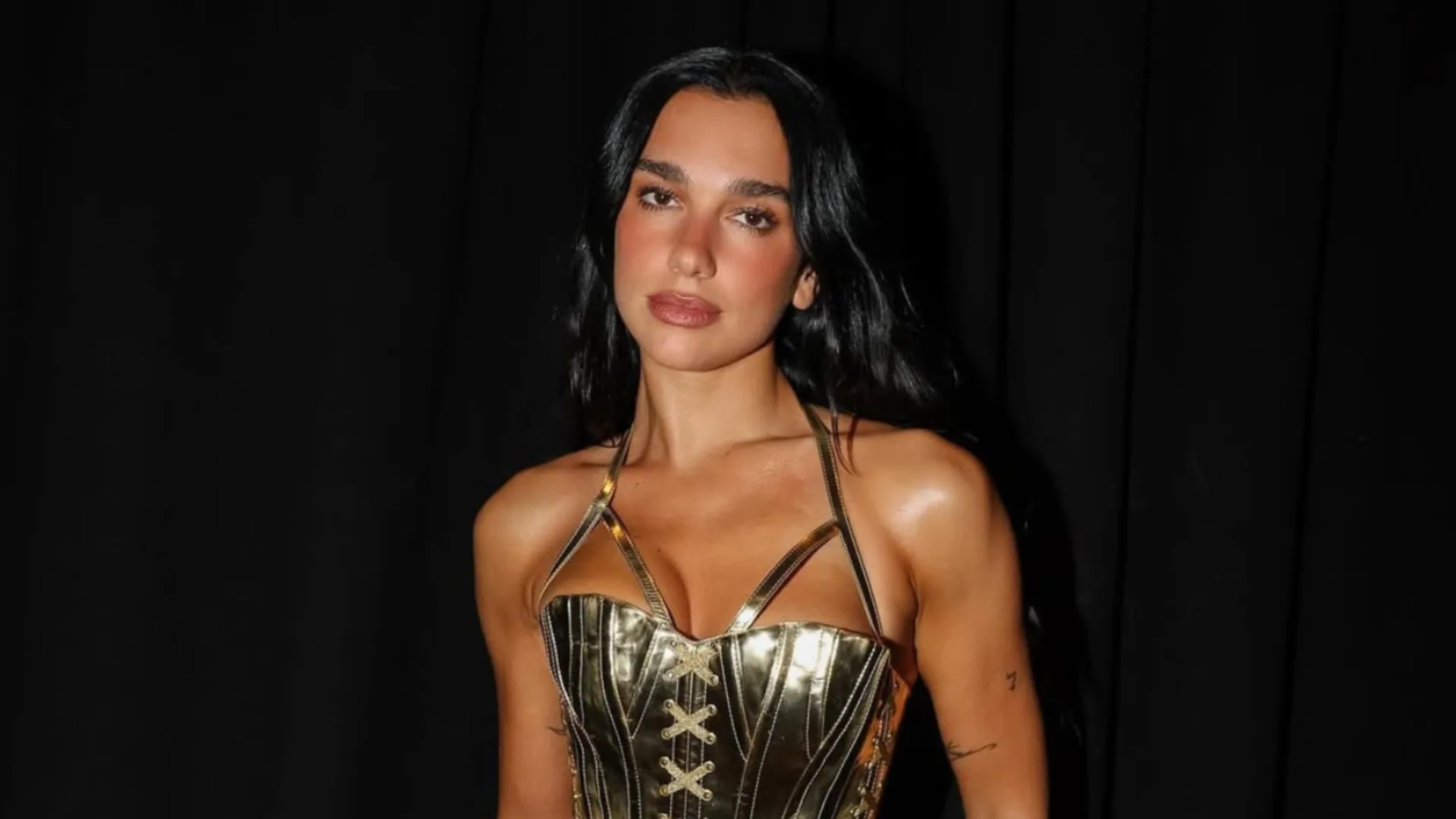 Dua Lipa curte festa de música eletrônica em Indaiatuba