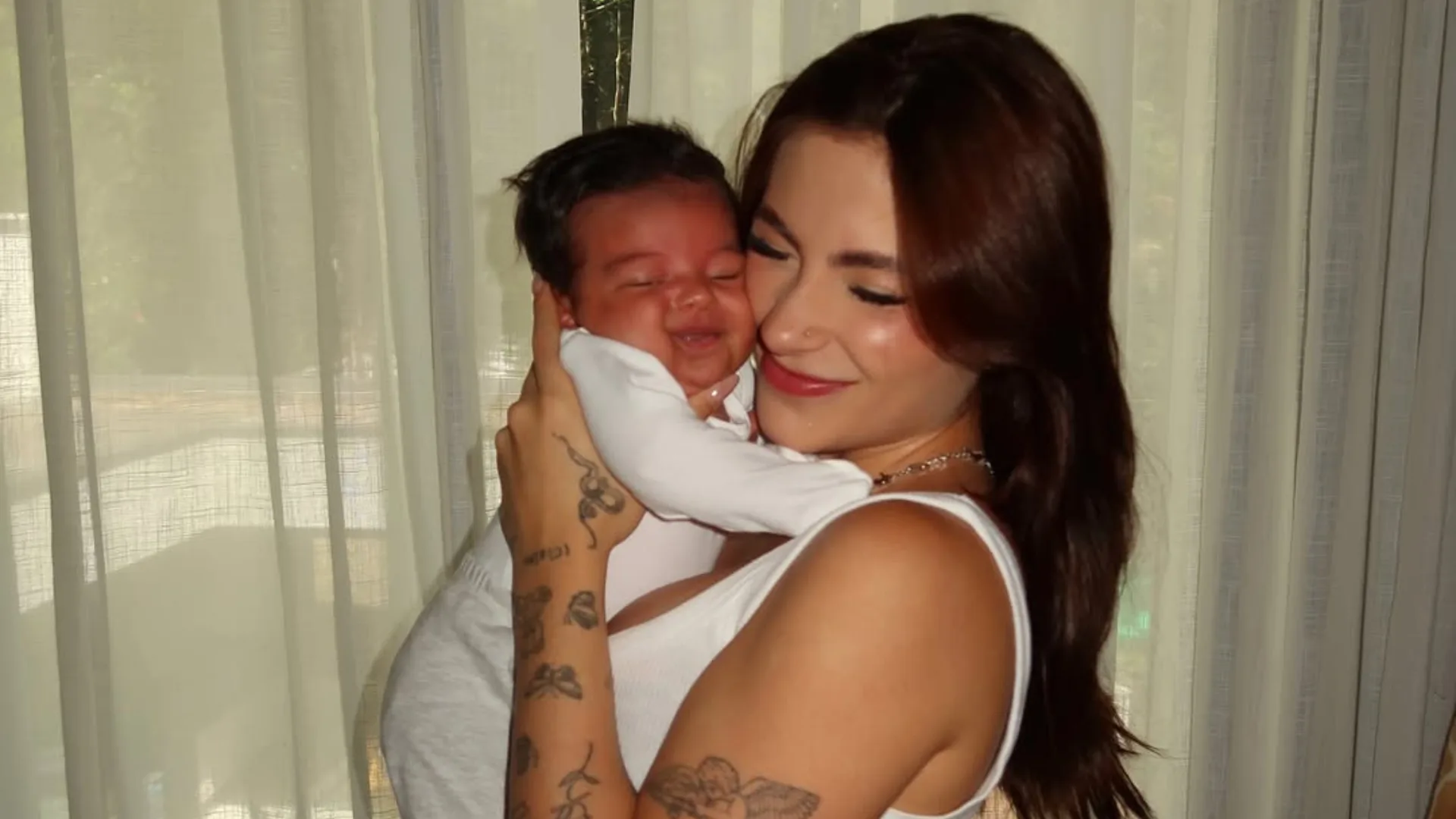 Nathalita Valente mostra gravação que ela fez no parto do filho