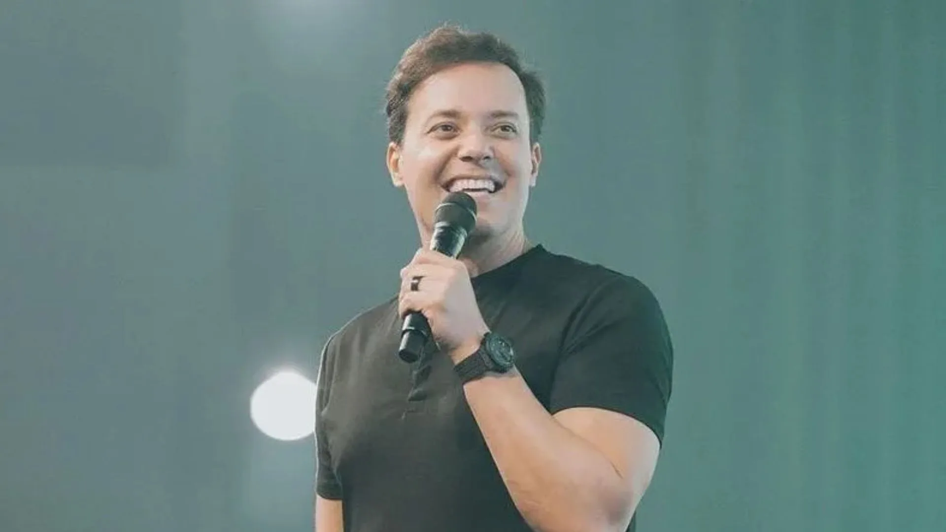 Pastor evangélico anuncia fim de taxa para se batizar na igreja Lagoinha