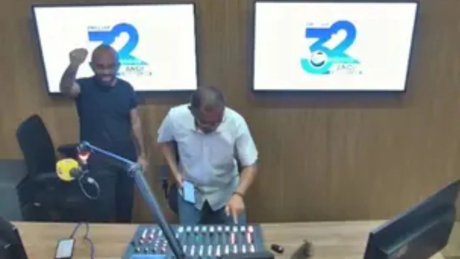 Rato invade estúdio de rádio e surpreende locutores em Teresina