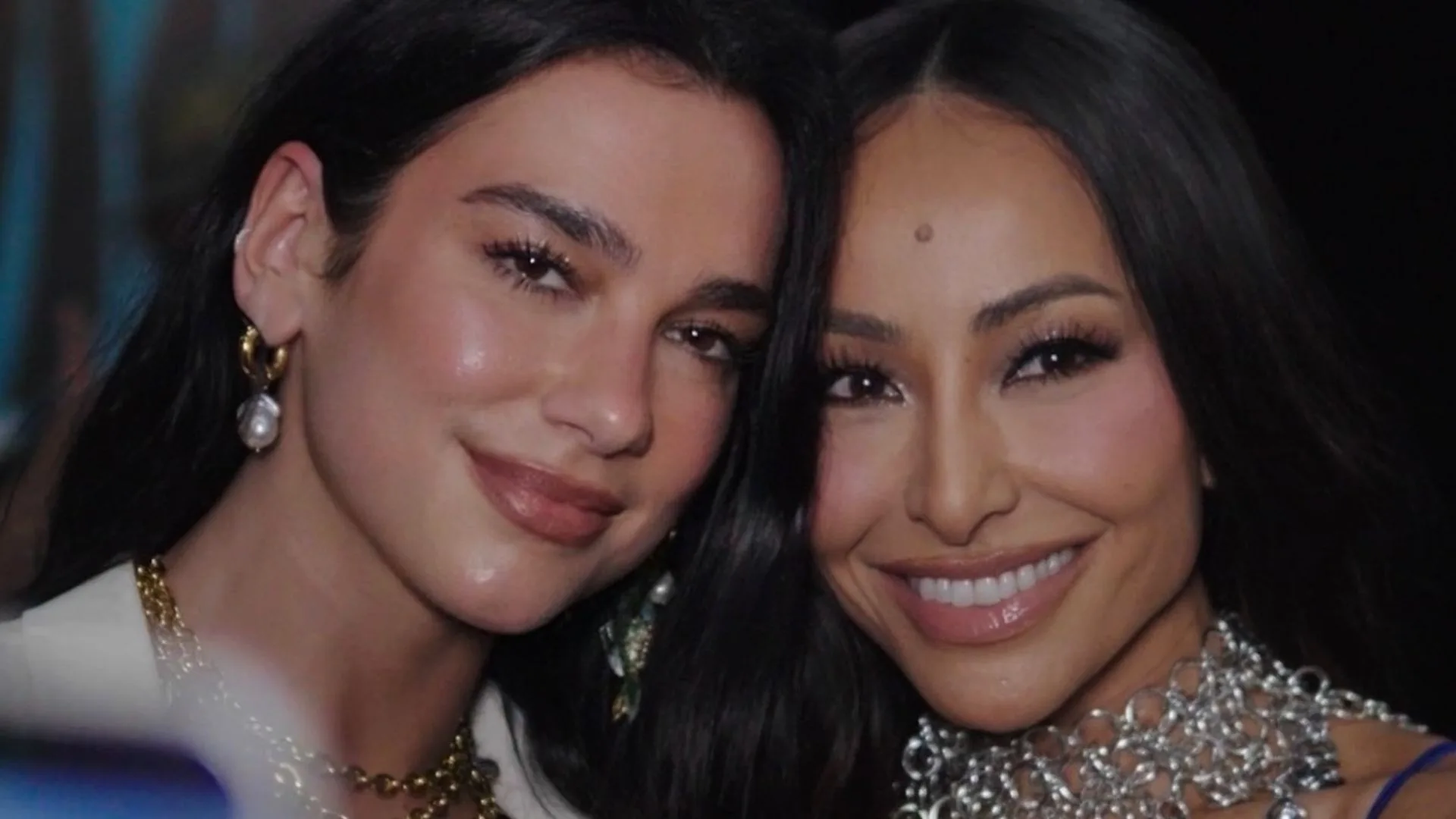 Sabrina Sato e Dua Lipa aproveitam noite de ensaios da Unidos de Vila Isabel