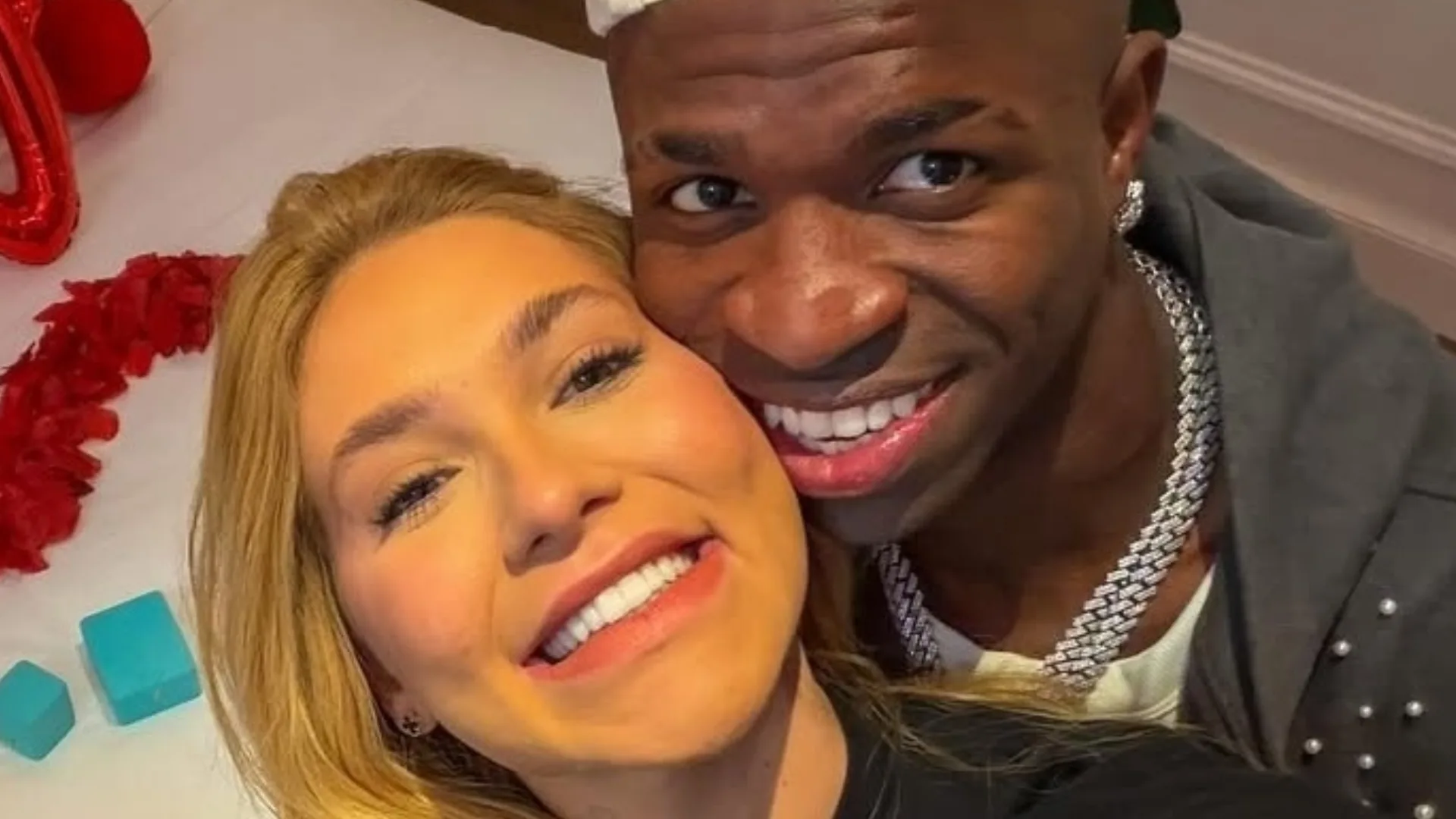 Virginia recebe buquê de flores e recado apaixonado de Vini Jr