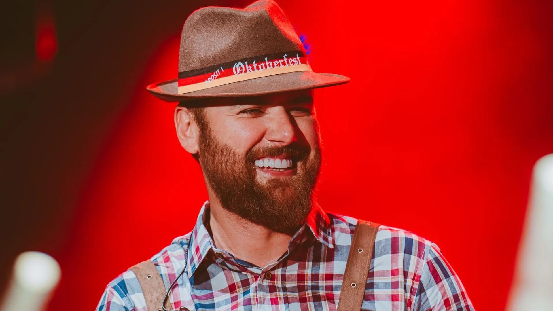 Zé Neto surpreende ao aparecer em bar e atender os fãs