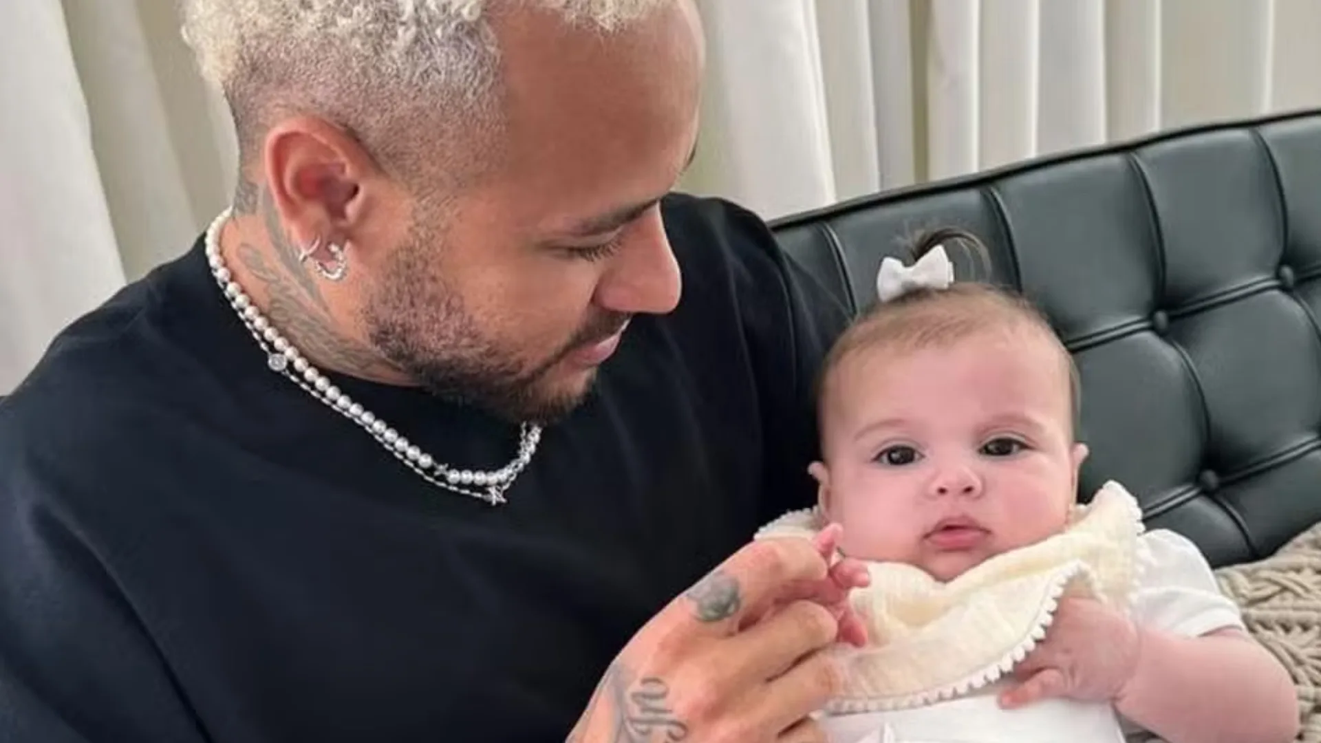 Neymar encanta ao mostrar a filha Helena falando “papai”