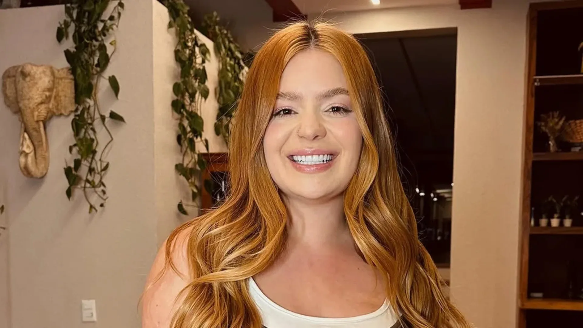 Viih Tube passa por susto ao prender tarraxa de brinco dentro do ouvido