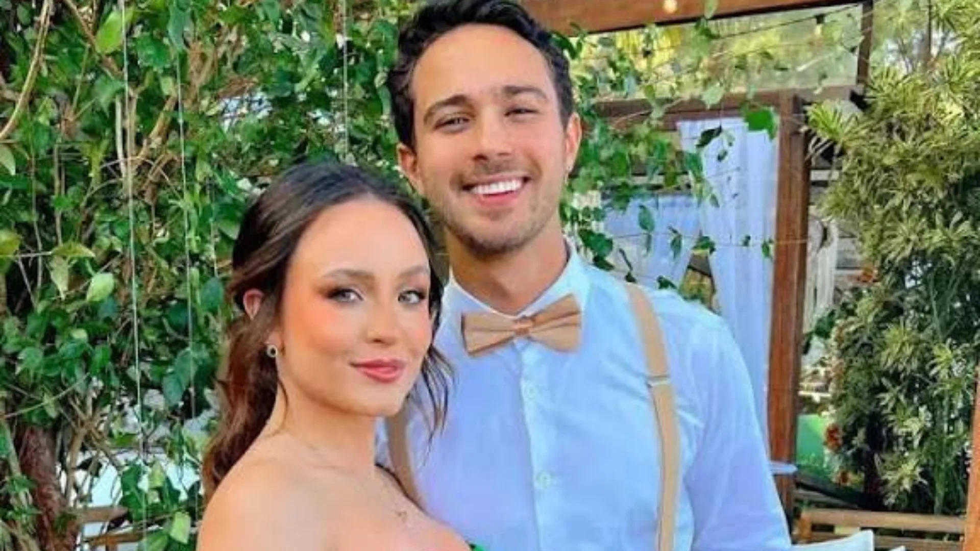 Larissa Manoela e André Luiz Frambach comemoram dois anos de casamento e confundem fãs