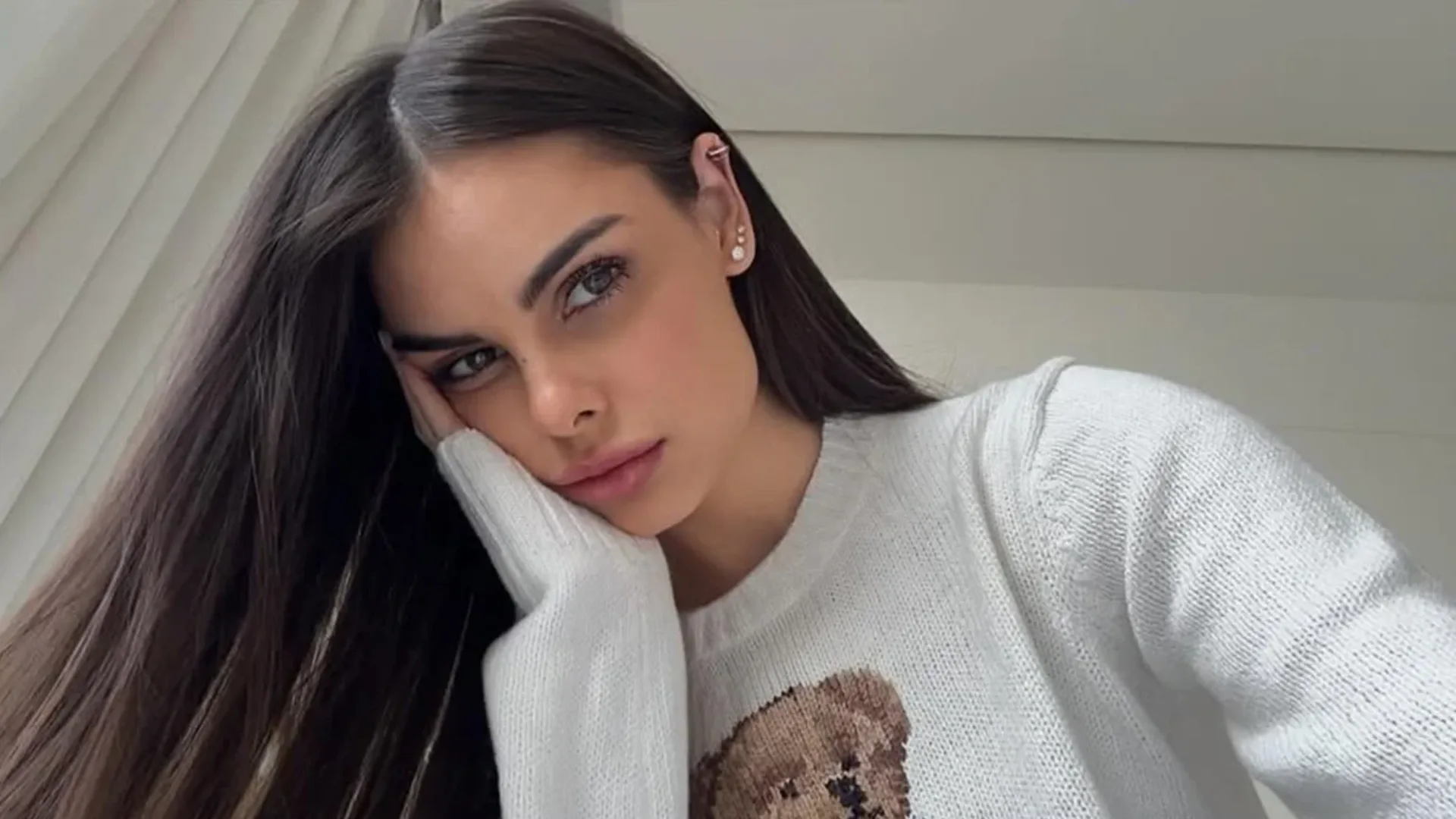 Amanda Kimberlly passa por susto após teto de sua casa desabar