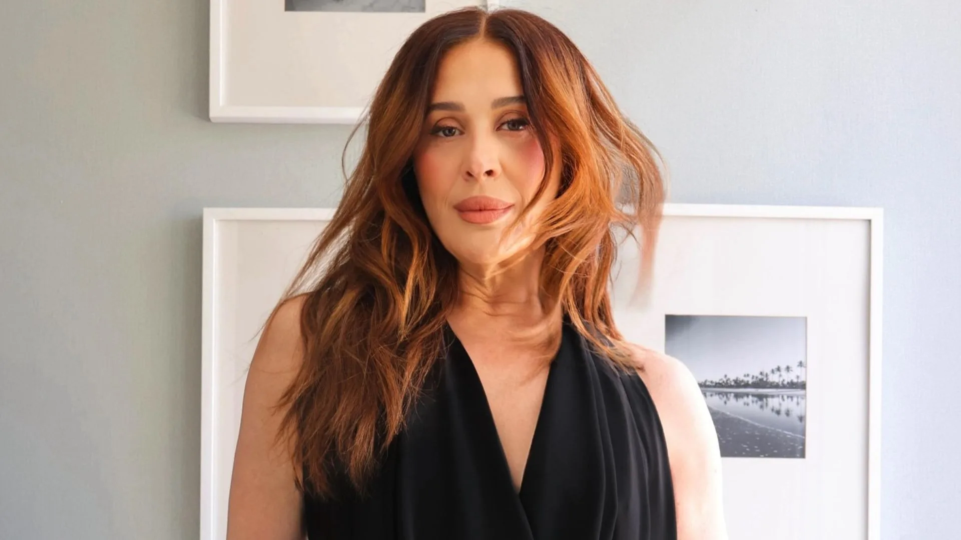 Claudia Raia exibe treinos na academia e deixa recado