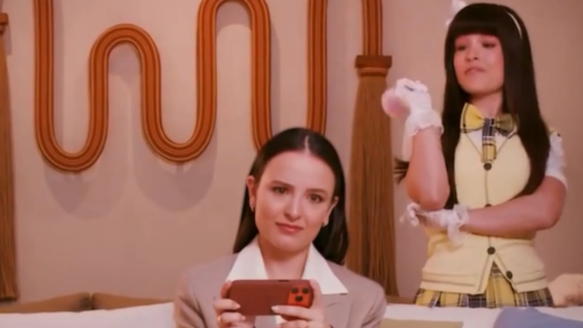 Larissa Manoela celebra 20 anos de carreira com vídeo nostálgico