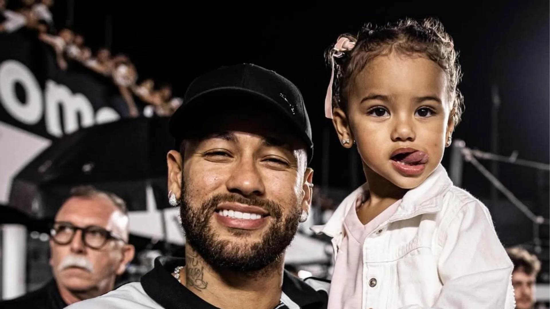 Mavie esbanja fofura torcendo por Neymar durante jogo do Santos