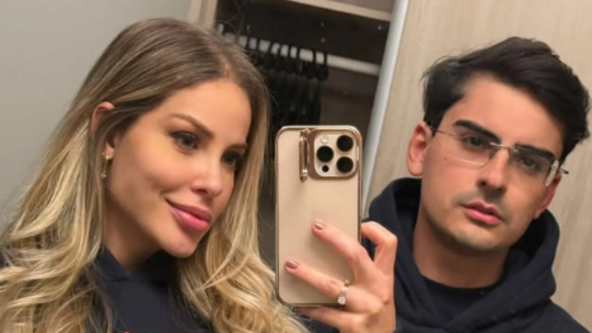 Dudu Camargo se ajoelha e pede Saory em namoro ao vivo 