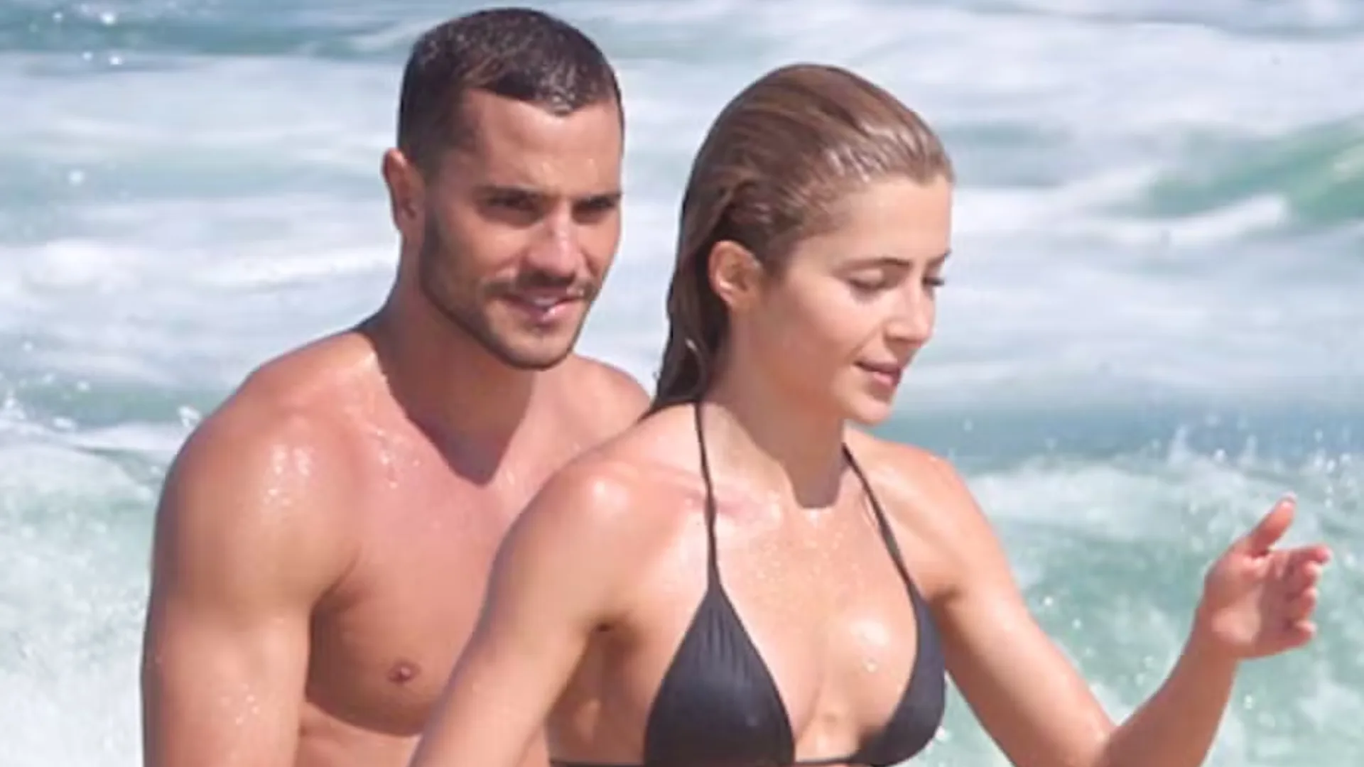 Jade Picon e André Lamoglia são vistos aos beijos em praia