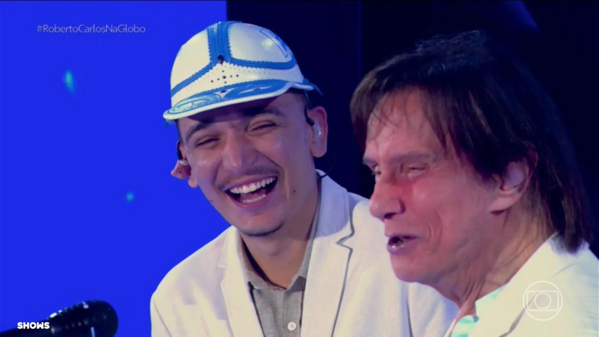 João Gomes assiste sua apresentação ao lado de Roberto Carlos e celebra