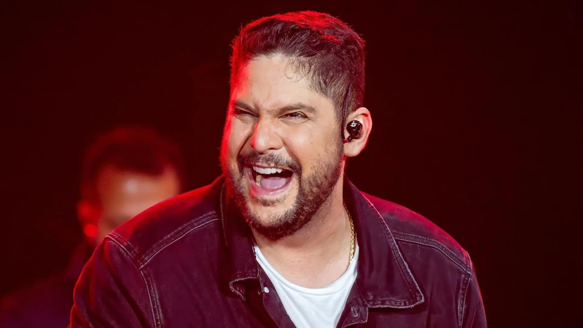 Jorge, da dupla com Mateus, se assusta com jato de fumaça em show