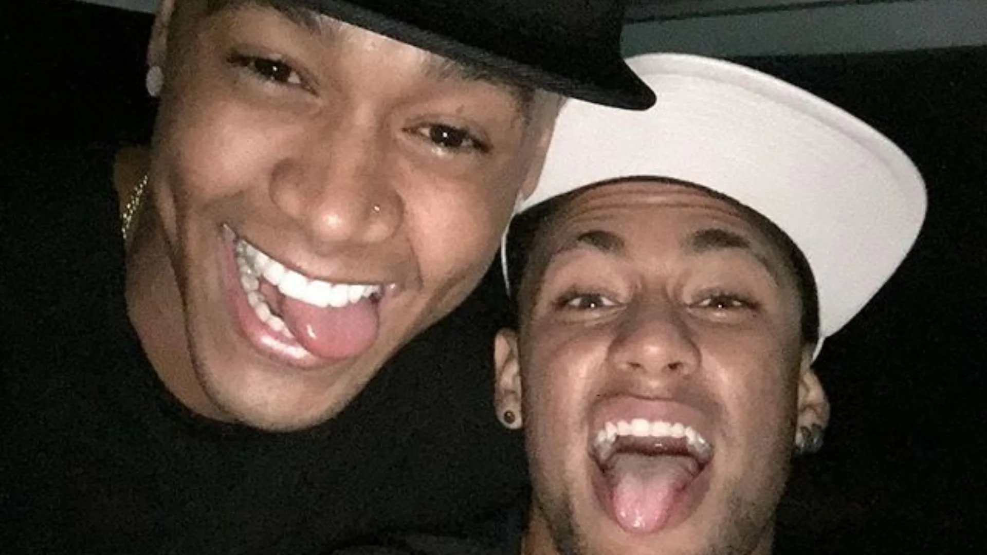 Neymar se joga na pista de dança com Léo Santana durante evento