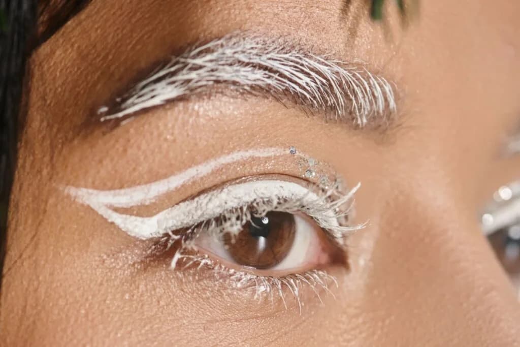 Cloud Dancer na maquiagem: 7 dicas para usar a cor tendência de 2026