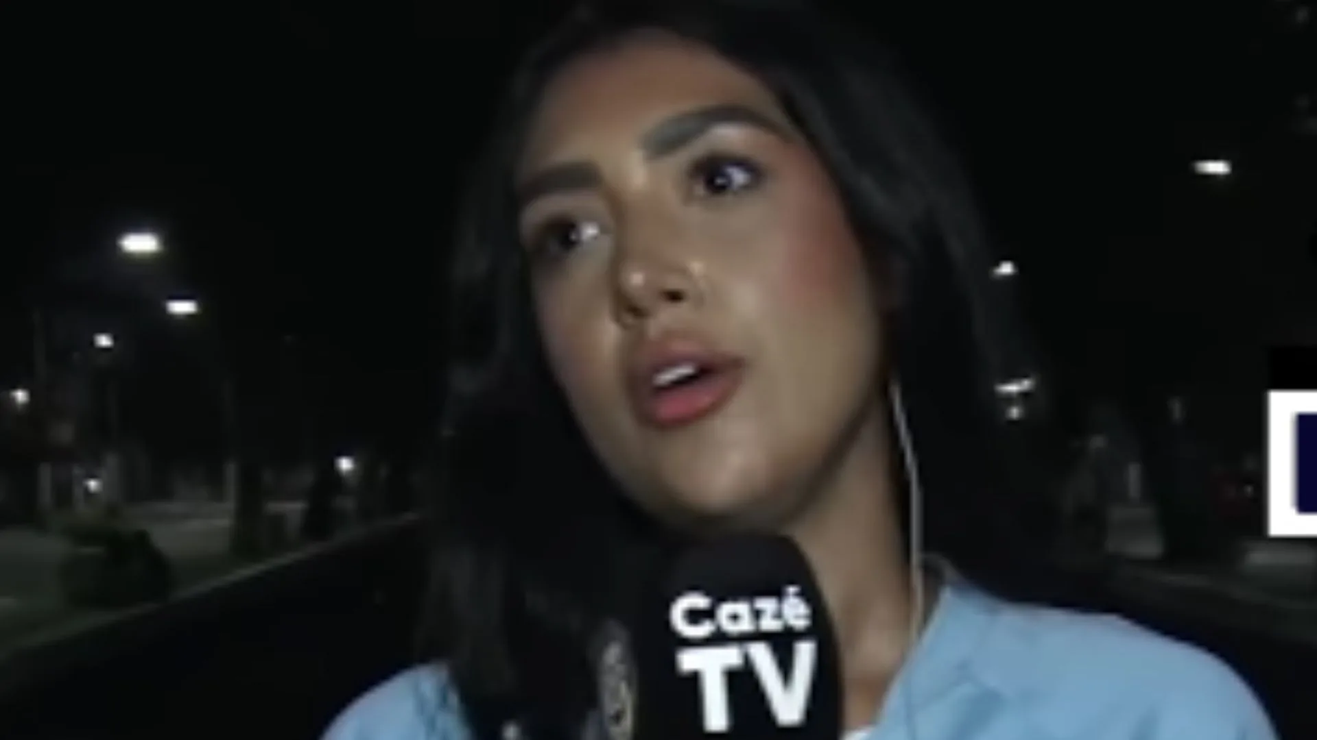 Homem arranca microfone da mão de repórter durante transmissão