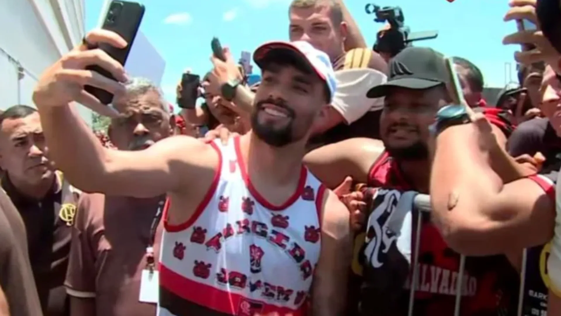 Paquetá canta com torcida do Flamengo no aeroporto