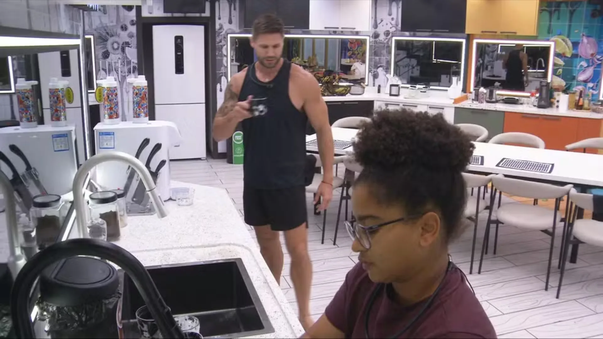 Milena detona Jonas por limpeza da casa: “Eu pego e faço!”