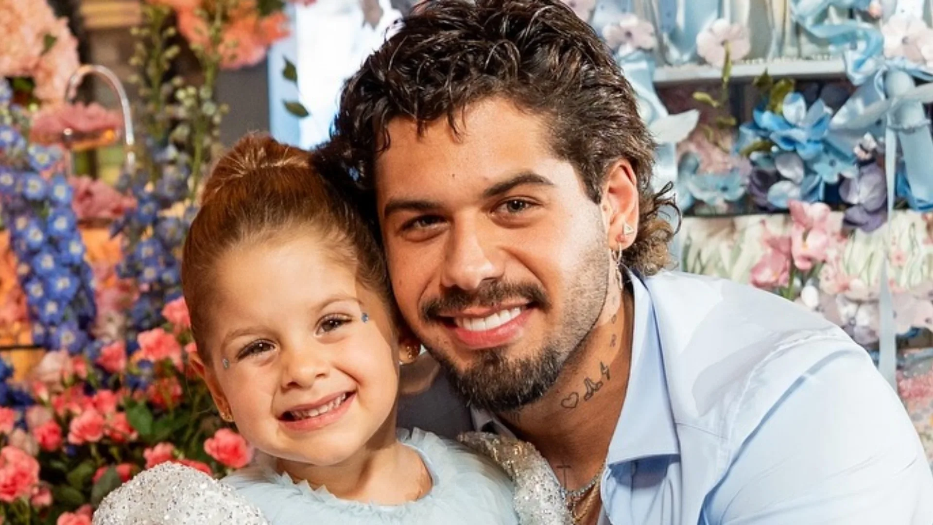 Maria Flor rouba a cena ao ensinar Zé Felipe a posar para fotos