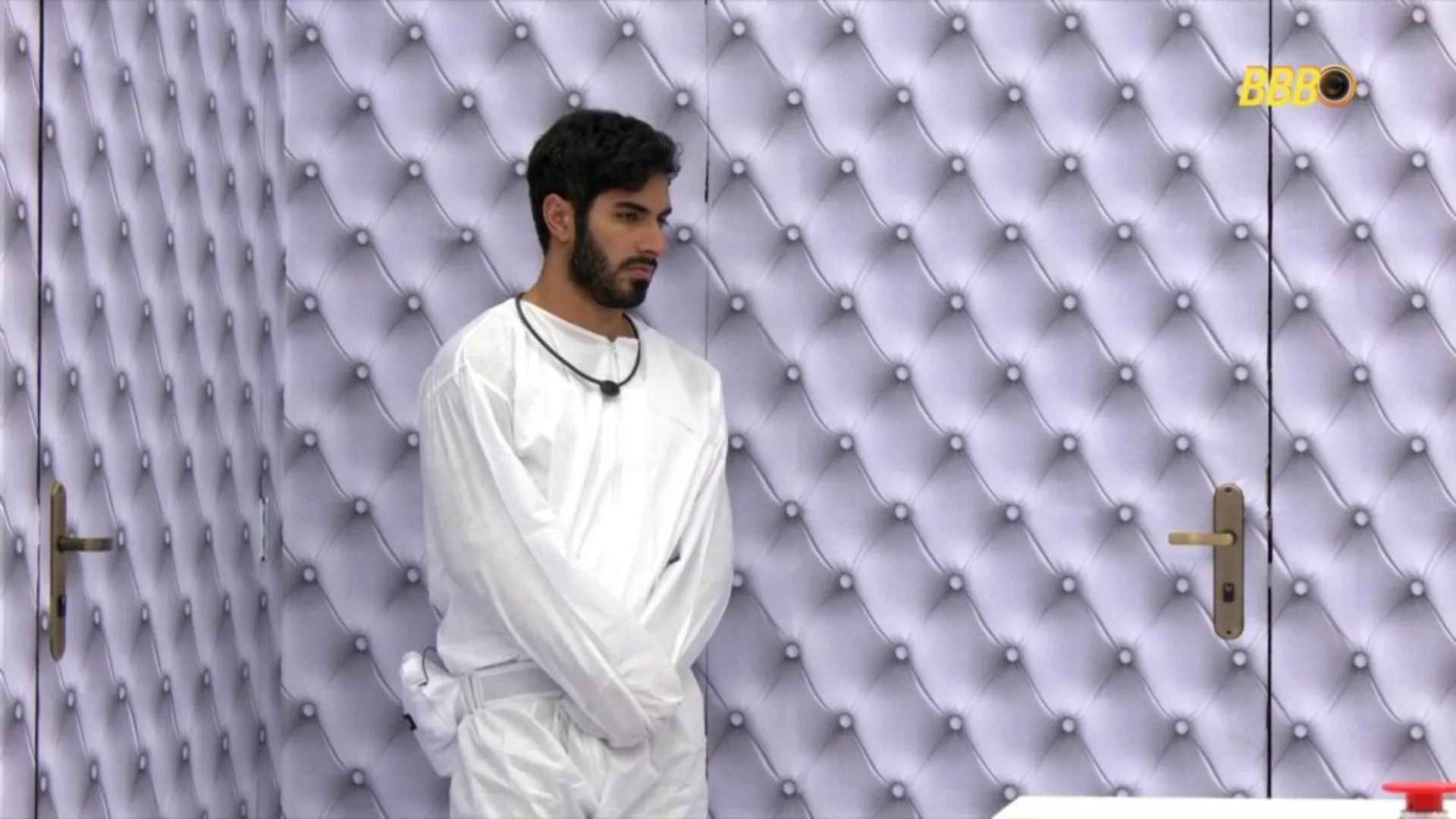 BBB 26: Ricardinho aperta o botão e desiste do Quarto Branco