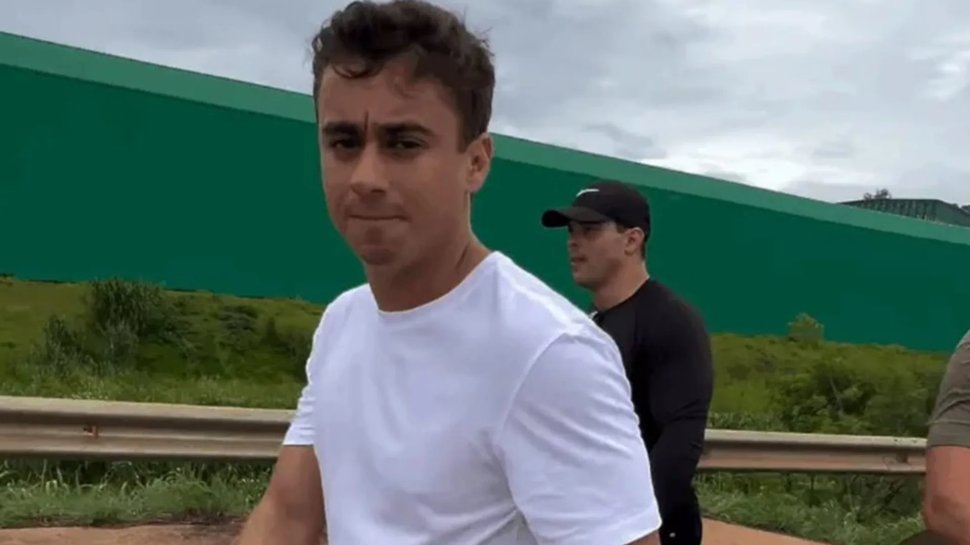 Nikolas Ferreira enfrenta desgaste físico durante caminhada rumo a Brasília