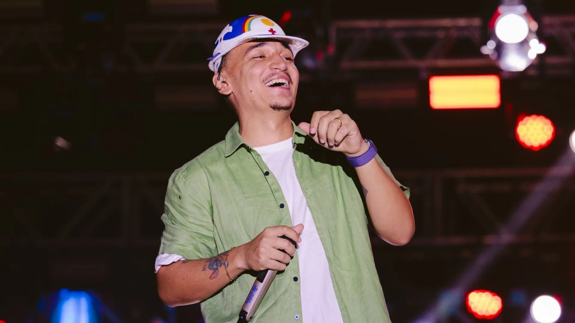 Cantor mirim de 9 anos se emociona ao ganhar sanfona de João Gomes