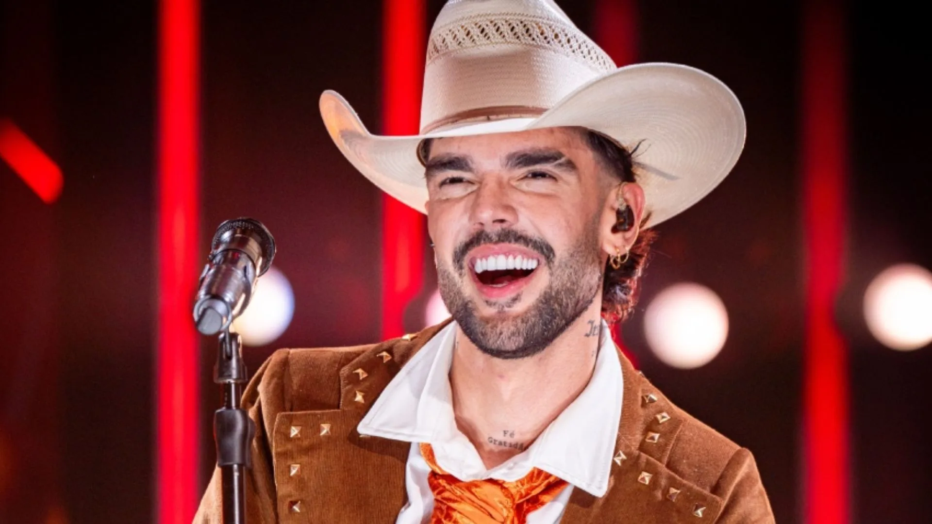 Luan Pereira vai ao cinema pela primeira vez aos 22 anos e reage