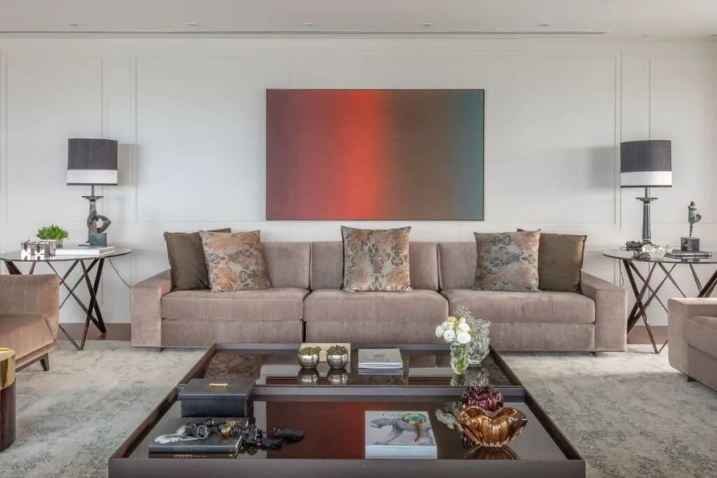 Quer decorar a parede atrás do sofá? Veja 3 ideias criativas para valorizar a sala