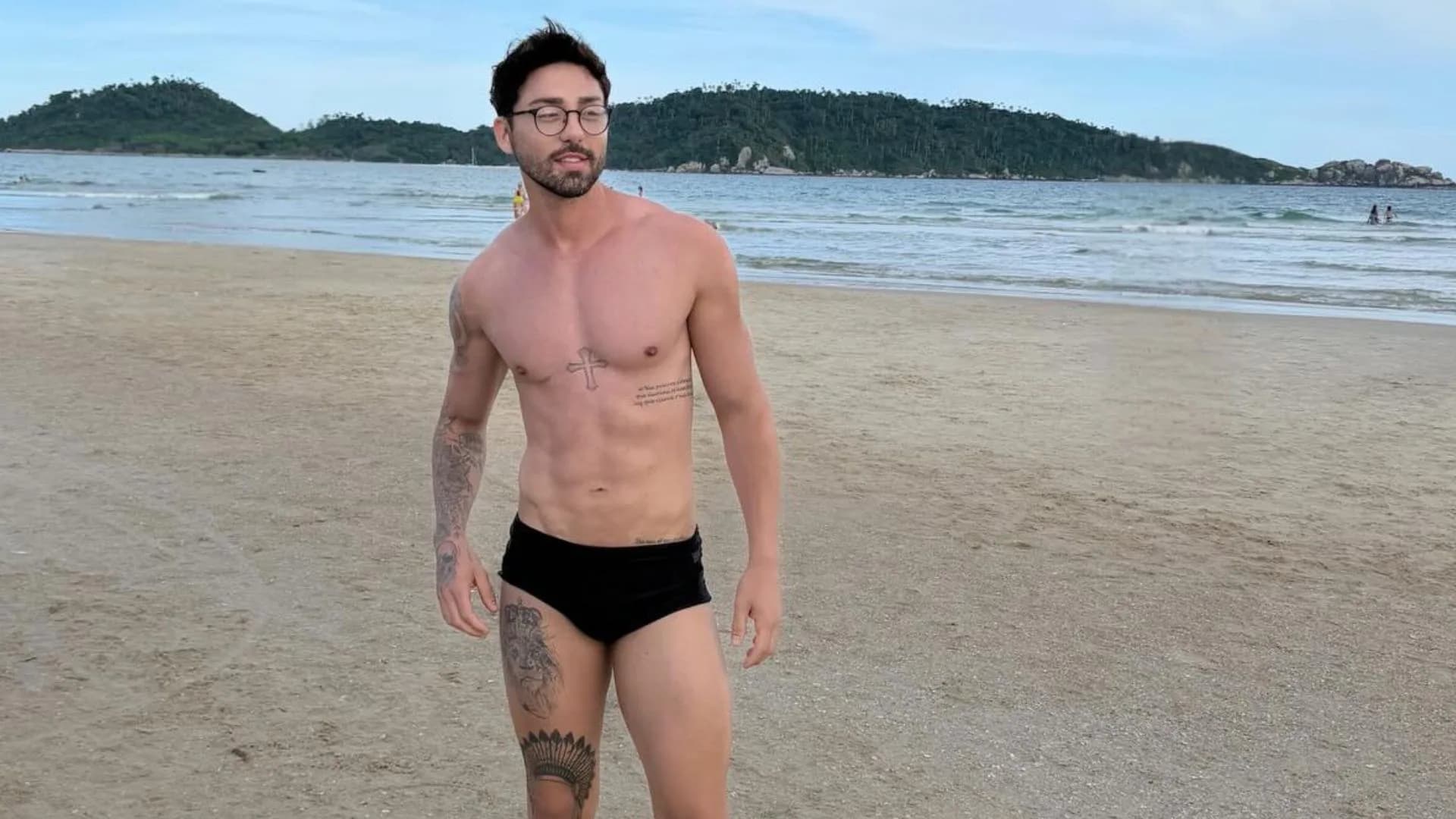 Rico cogita cirurgia para serrar ossos da perna e diminuir a altura