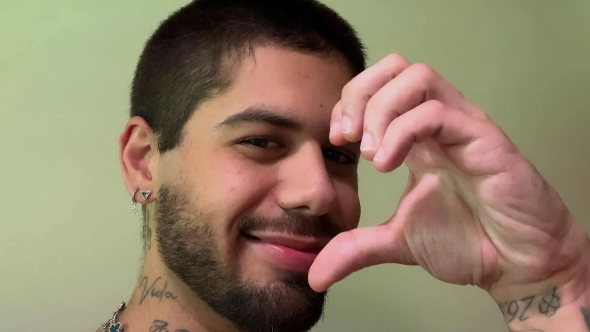 Zé Felipe dá conselho amoroso para fãs durante show