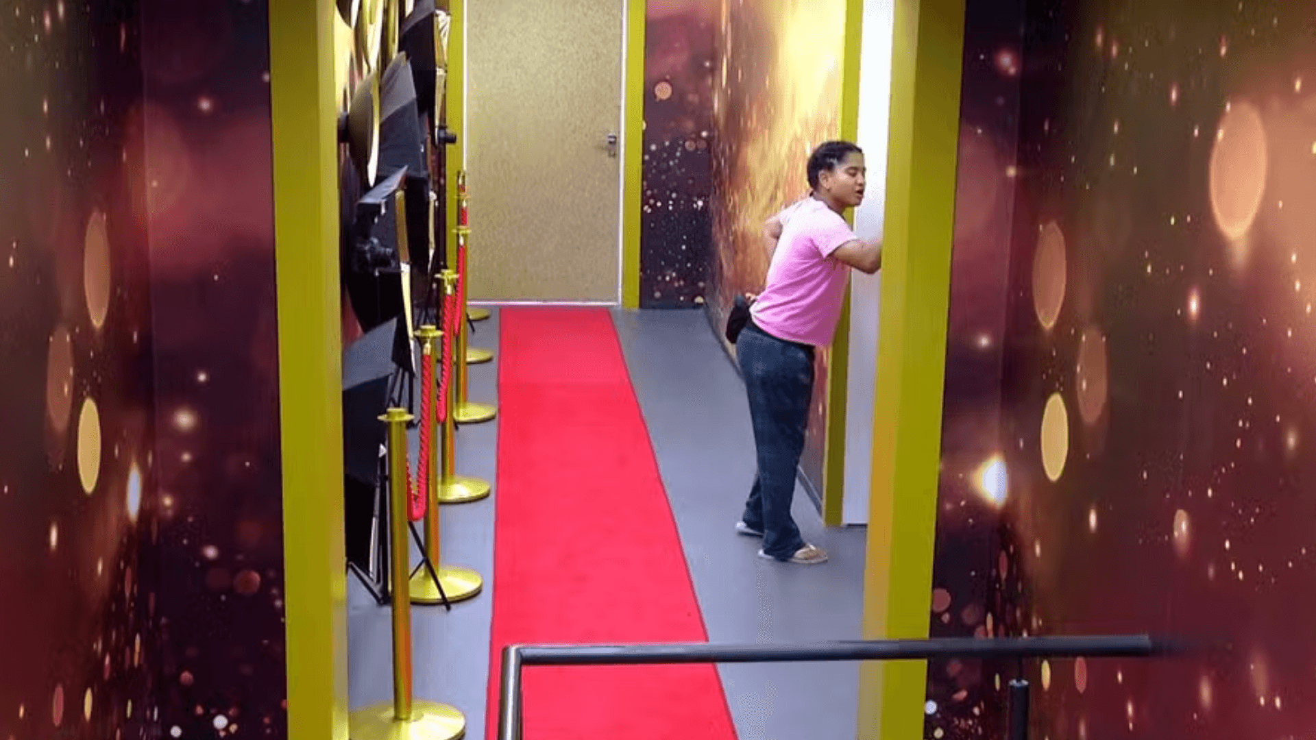 Milena não vê Jonas na fila do Raio-X e vai bater na porta do Líder