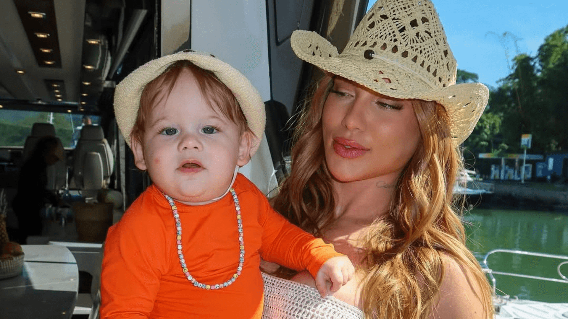 José Leonardo encanta ao imitar pose de Virginia na academia