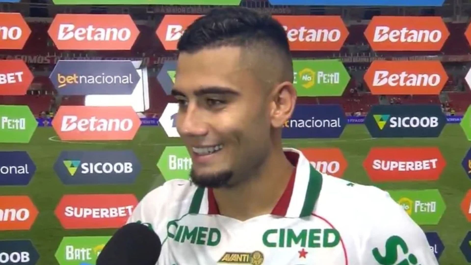 Andreas Pereira polemiza ao citar buraco cavado antes de Memphis Depay escorregar