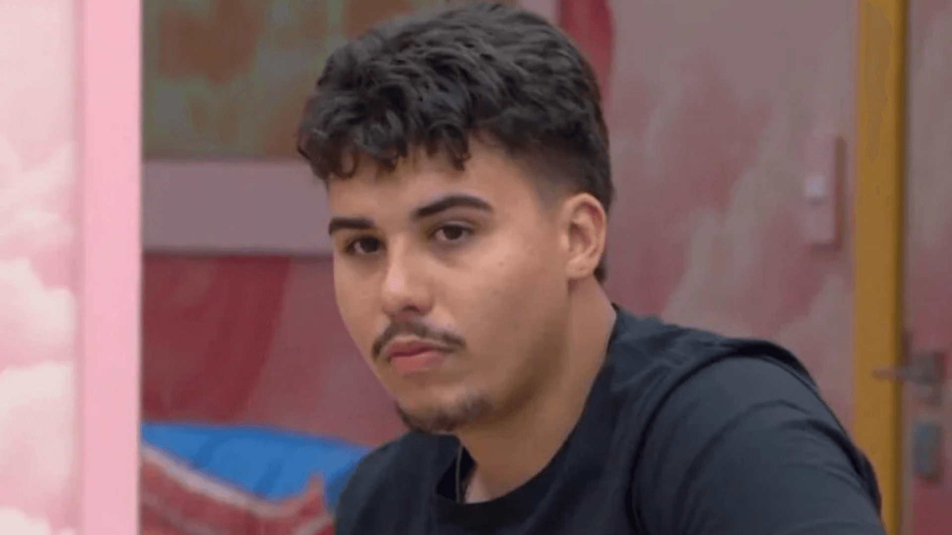 Pedro Espíndola enfrenta abstinência de drogas e segue internado após saída do BBB 26